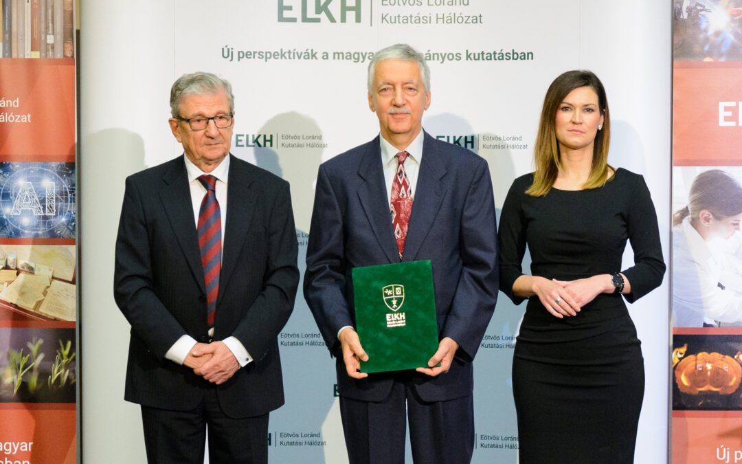 HALPERN LÁSZLÓ KUTATÓ PROFESSOR EMERITUS CÍMET VETT ÁT AZ ELKH 2022-IK ÉVI DÍJÁTADÓ ÜNNEPSÉGÉN