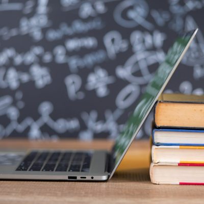 gettyimages-1299097245-digitlis-egyetem-iskola-knyv-laptop-matematika-oktats-tanuls-technol-763151